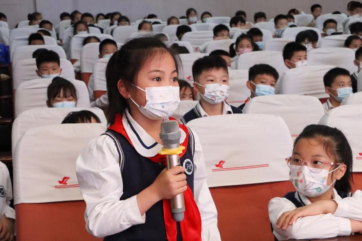 Xe tải khoa học kỹ thuật đến Tiểu học Sa Tử Đường Thái Vũ
