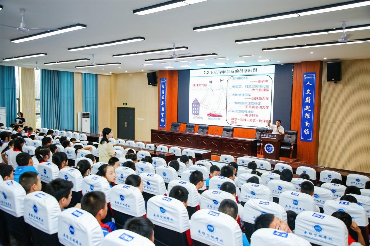 Xe tải khoa học kỹ thuật đến Trường Nam Ya Vọng Thành