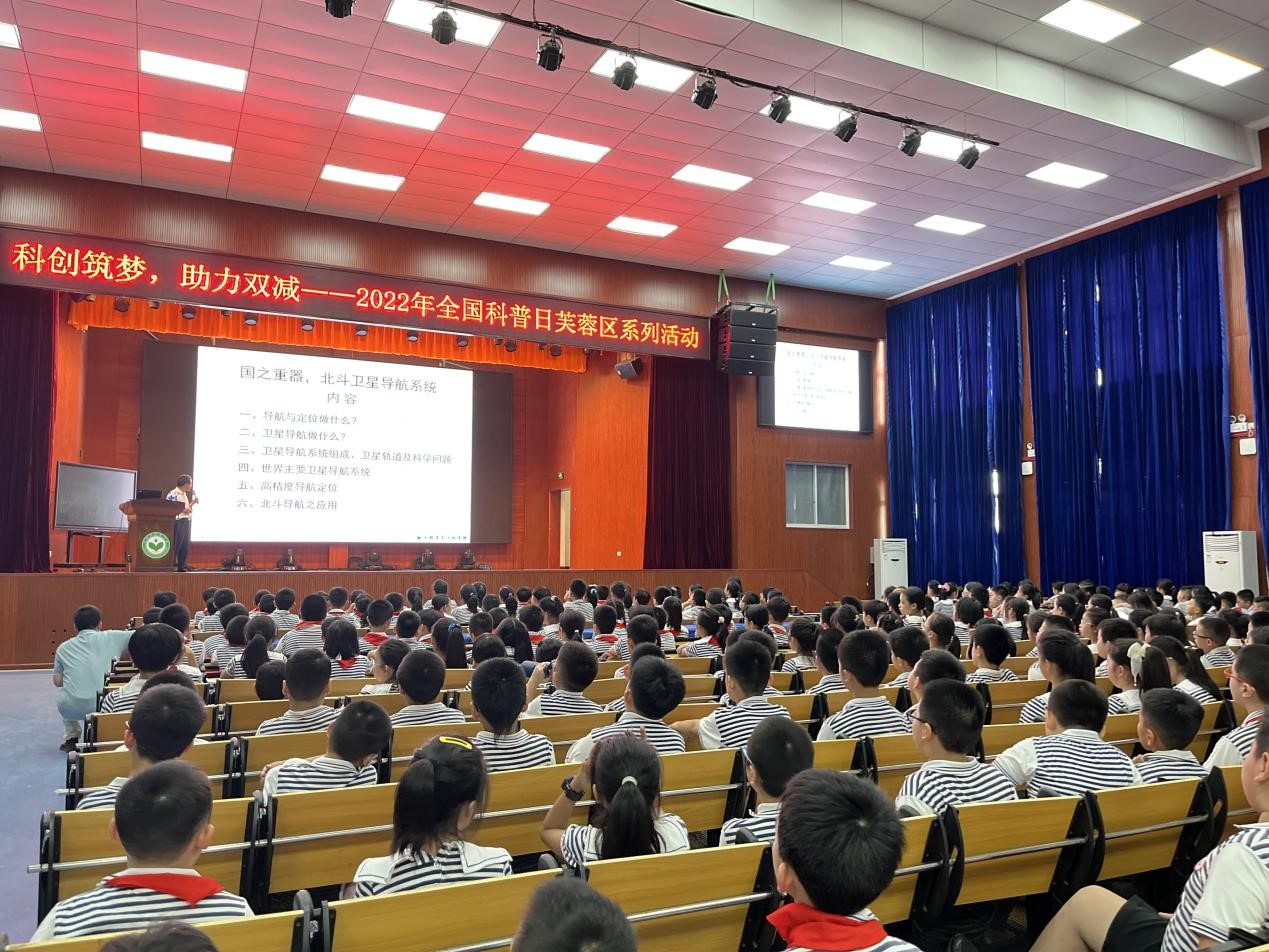 Xe tải khoa học kỹ thuật đến Trường Dục Anh