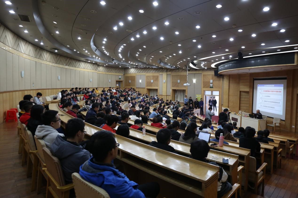 Các chuyên gia học giả vào trường học đến Đại học