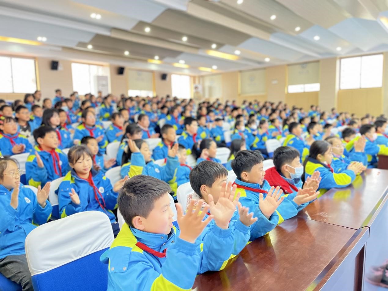 Xe tải khoa học kỹ thuật đến Tiểu học Kim Viễn
