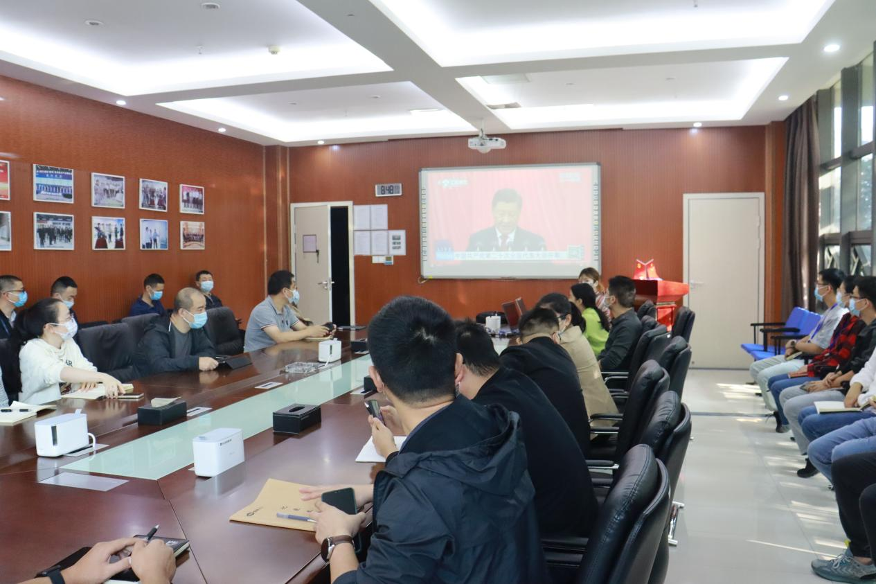 Chi nhánh tổ chức xem trực tiếp phiên khai mạc Đại hội đại biểu toàn quốc lần thứ XX của Đảng Cộng sản Trung Quốc