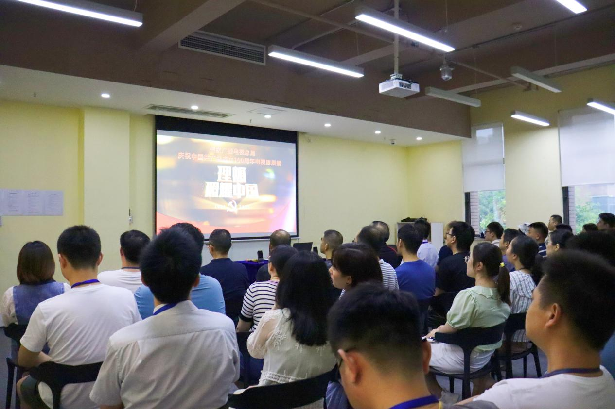 Tri ân những kinh điển đỏ, cùng chúc mừng trăm năm thành lập Đảng - Chi nhánh tổ chức hoạt động xem phim đỏ